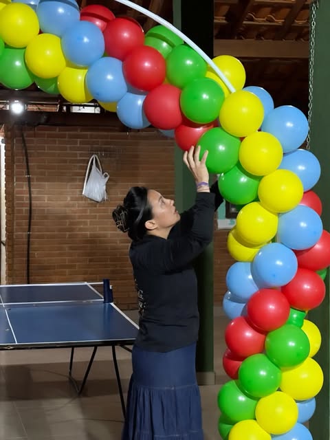 Arco de balões coloridos — trabalho publicado pela Limkids
